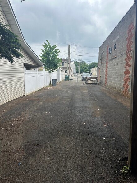 180 Sargeant Ave, Clifton, NJ à louer - Photo du bâtiment - Image 3 de 20