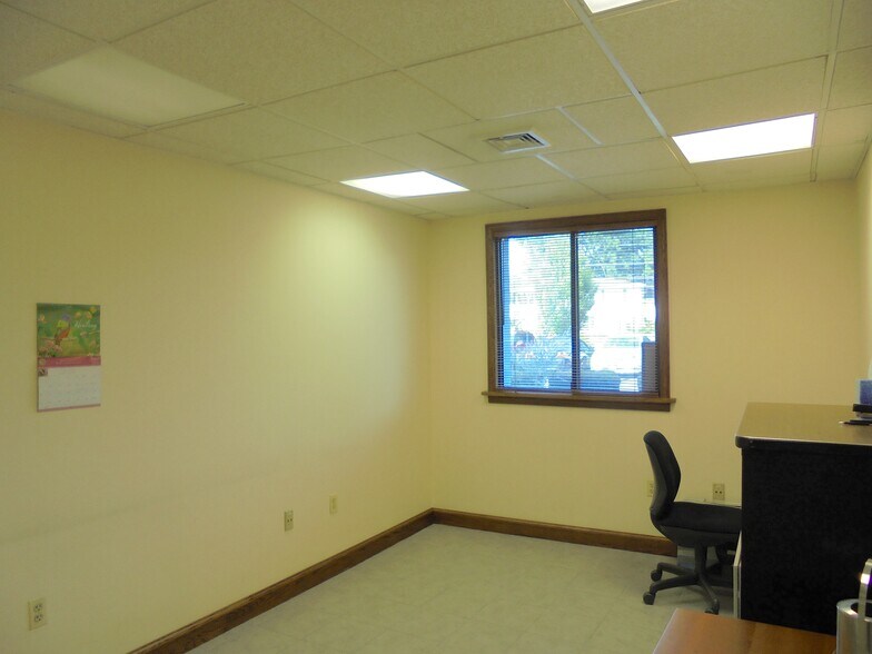 256 Main St, East Windsor, CT à louer - Photo du bâtiment - Image 3 de 16