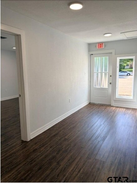 2002 Sybil Ln, Tyler, TX for lease - Interior Photo - Image 2 of 9