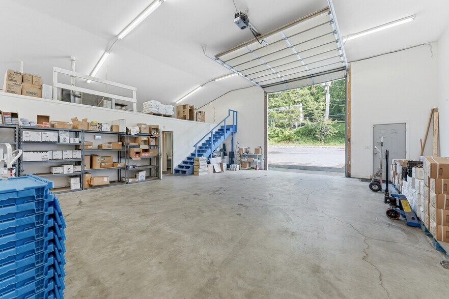 949 Canyon Rd, Morgantown, WV à louer - Photo du bâtiment - Image 2 de 11