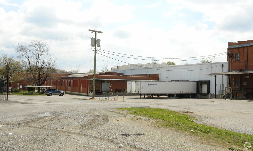 3330 Hollins Rd, Roanoke, VA à louer - Photo du bâtiment - Image 3 de 7