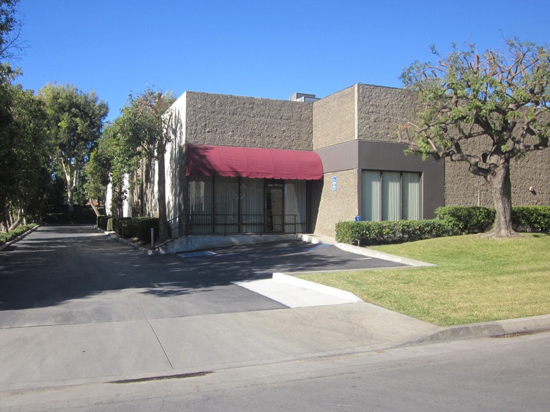 14201-14211 Chambers Rd, Tustin, CA à louer - Photo du bâtiment - Image 3 de 6