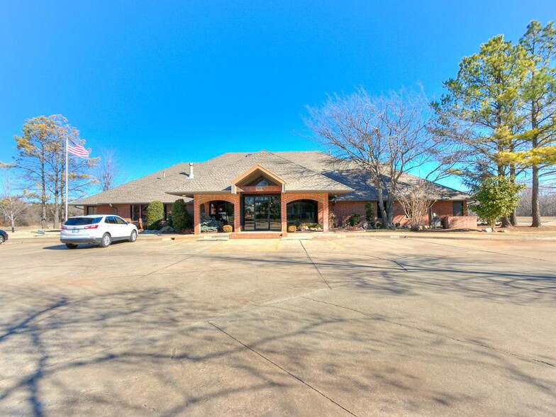 1220 S Santa Fe Ave, Edmond, OK for lease - Building Photo - Image 1 of 48