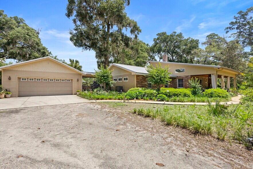 1056 Reynolds Rd, De Leon Springs, FL à vendre - Photo du bâtiment - Image 1 de 125