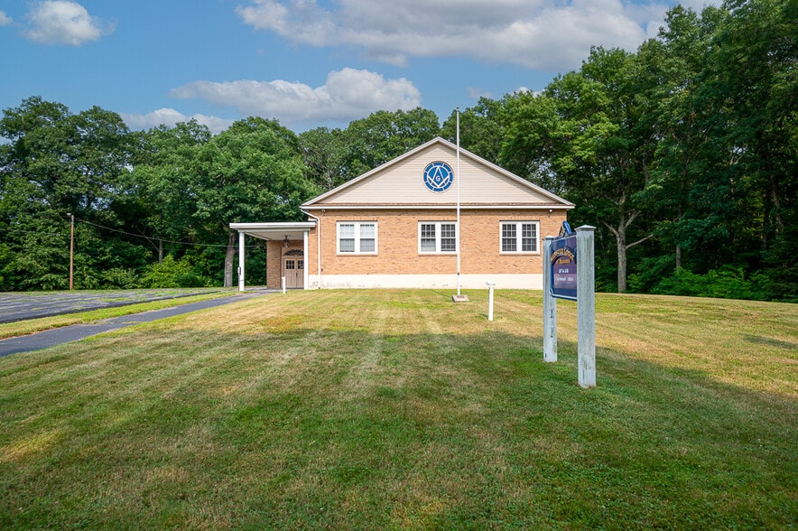 27 Brandes St, Webster, MA for sale - Primary Photo - Image 1 of 42