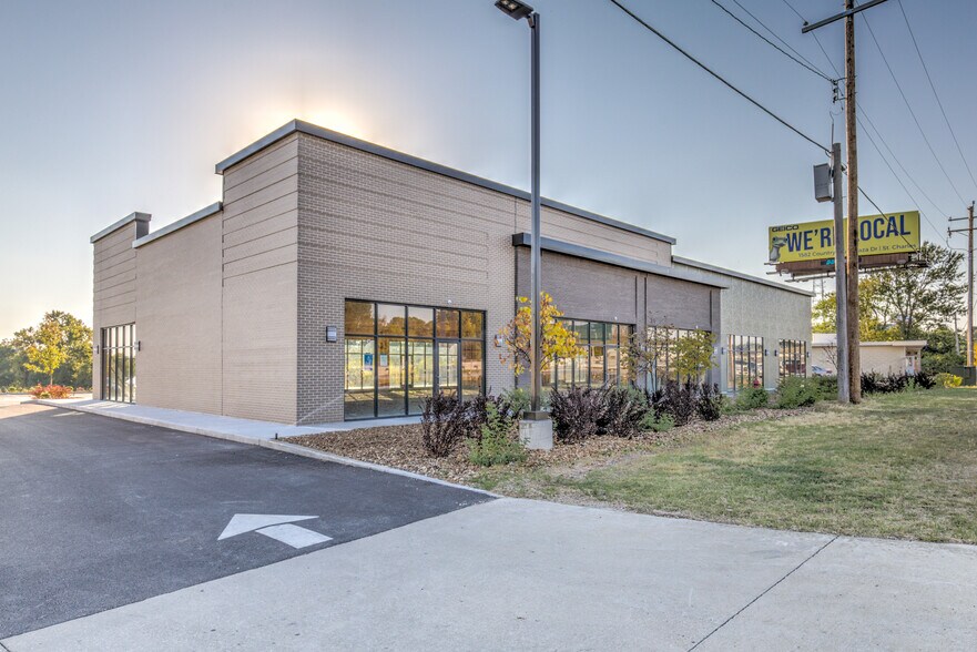 1560 Veterans Memorial Pkwy, Saint Charles, MO à louer - Photo du bâtiment - Image 2 de 24