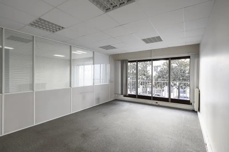 Office in Paris for lease Interior Photo- Image 1 of 9