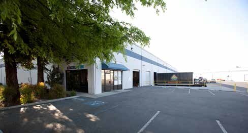 6881 District Blvd, Bakersfield, CA à louer - Photo du bâtiment - Image 2 de 5