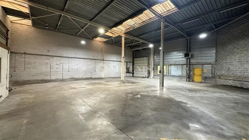 Flex in Noisy-le-Sec for lease - Interior Photo - Image 3 of 10