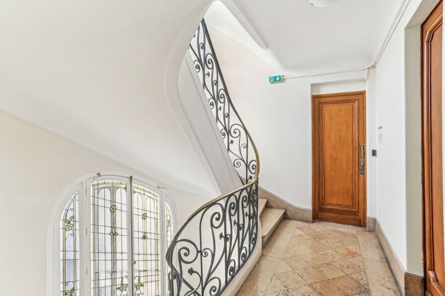 Office in Paris for lease - Interior Photo - Image 2 of 9