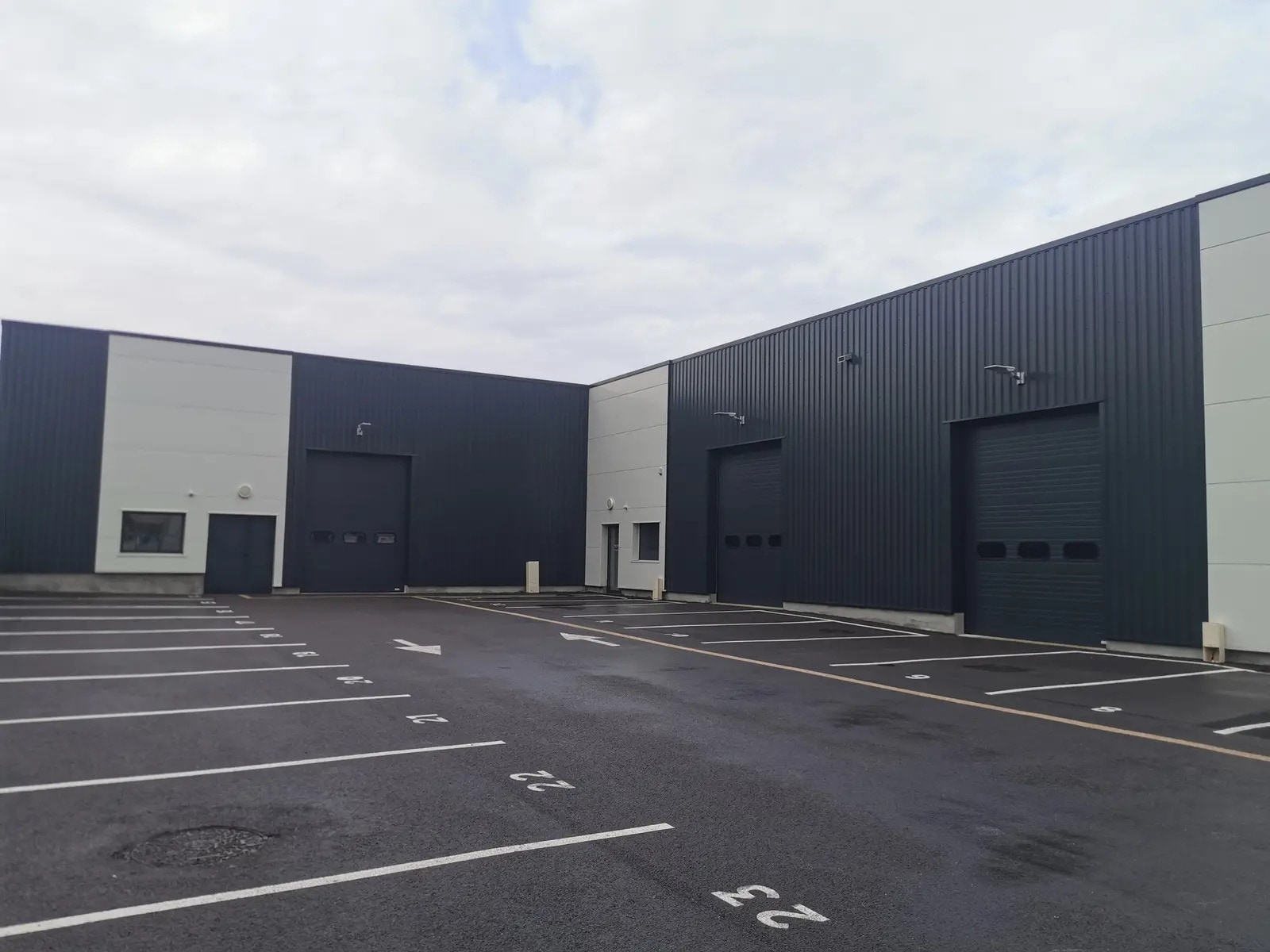 Flex in Cormontreuil for lease Building Photo- Image 1 of 20