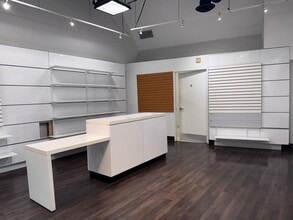 15301 Ventura Blvd, Sherman Oaks, CA à louer Photo intérieure- Image 2 de 2