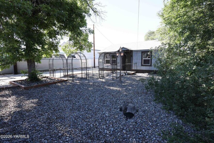 2107 E Mead Ave, Yakima, WA à vendre - Photo du bâtiment - Image 2 de 33
