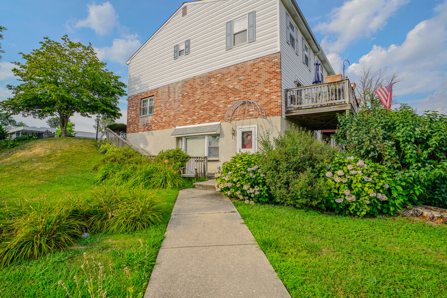 610 S Cedar Ln, Upper Darby, PA à vendre - Photo principale - Image 1 de 35