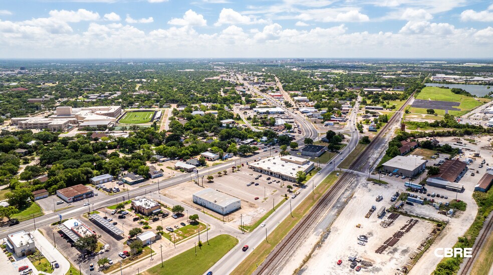 1010 S Texas Ave, Bryan, TX à louer - Aérien - Image 3 de 11