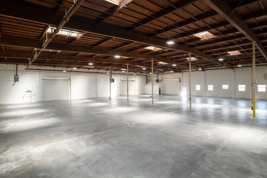900-940 Aladdin Ave, San Leandro, CA à louer - Photo du bâtiment - Image 3 de 9