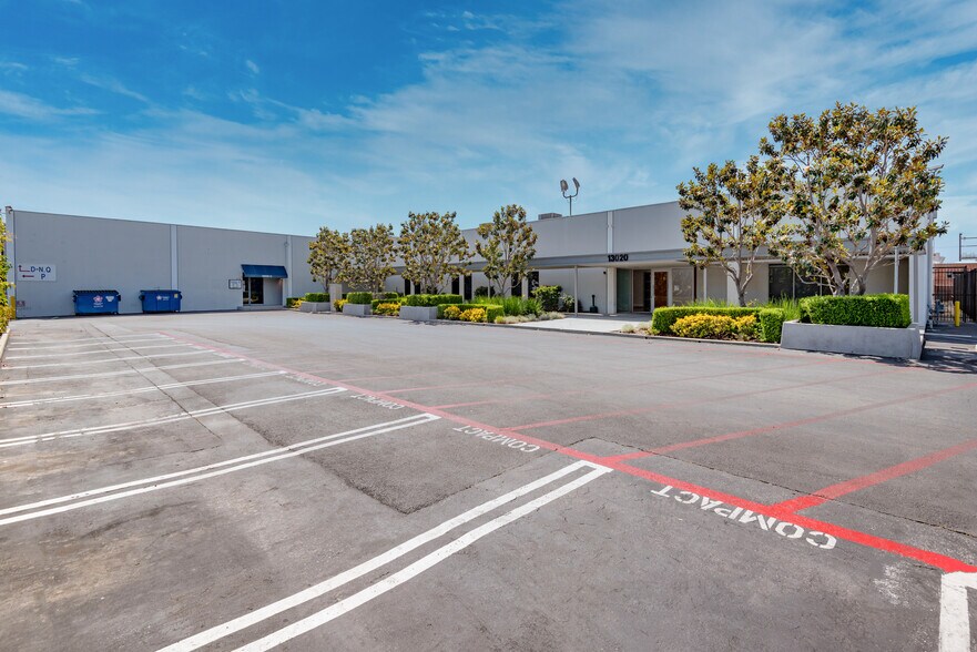 13020 Yukon Ave, Hawthorne, CA à louer - Photo du bâtiment - Image 3 de 16