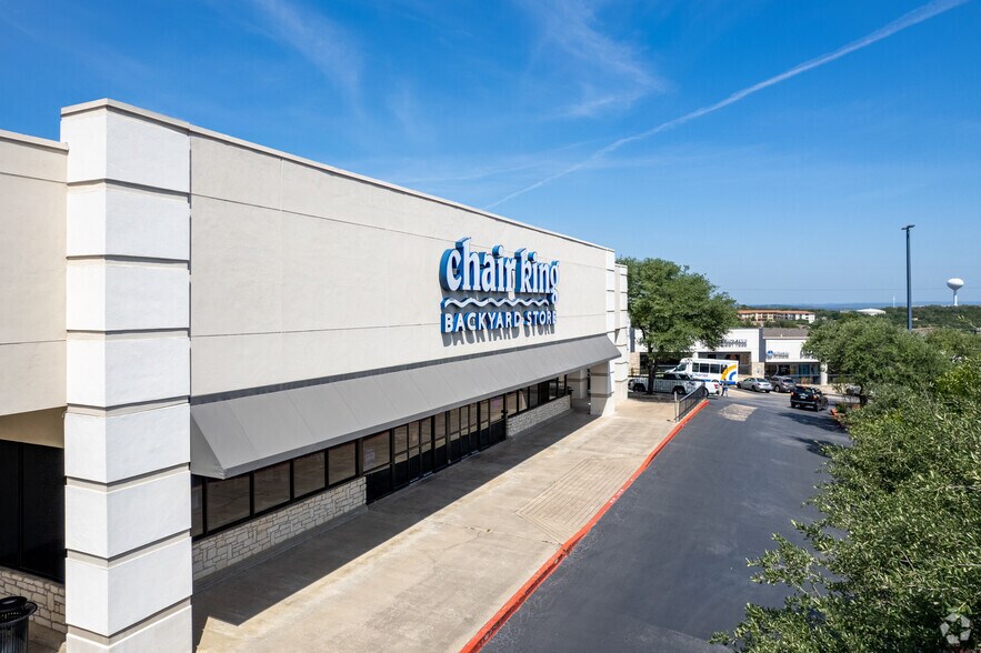 2300 Lohman's Crossing Rd, Lakeway, TX à louer - Photo du bâtiment - Image 2 de 12