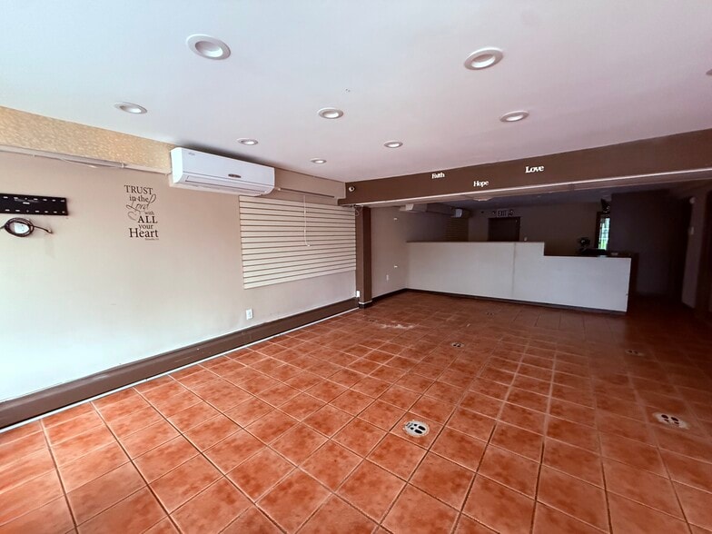 4564 Bell Blvd, Bayside, NY for lease - Interior Photo - Image 2 of 7