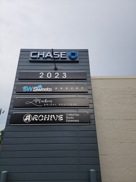 2023 Beatties Ford Rd, Charlotte, NC à louer - Photo du bâtiment - Image 2 de 2