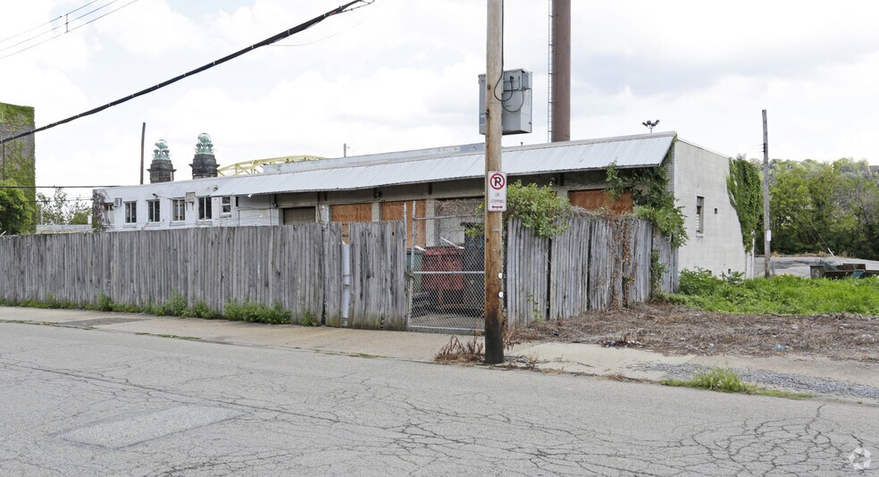 203 Chesbro St, Pittsburgh, PA à vendre - Photo du bâtiment - Image 2 de 3