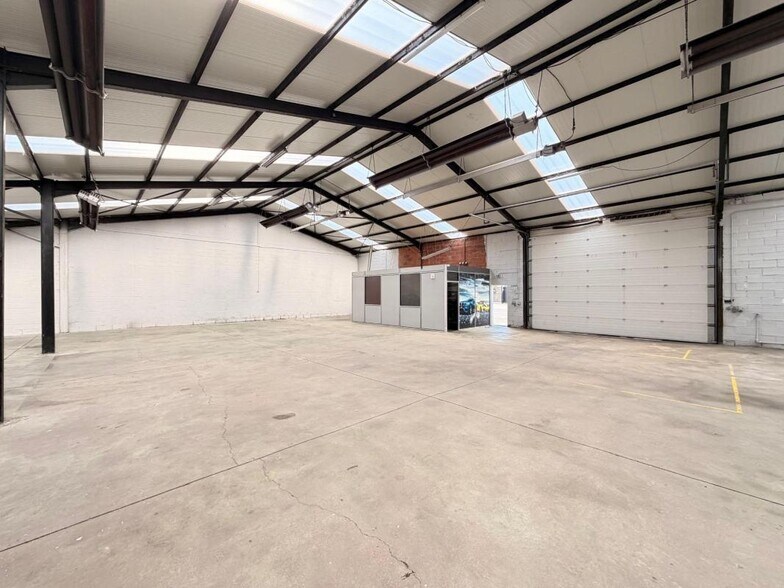 Flex in Roncq for lease - Interior Photo - Image 2 of 4