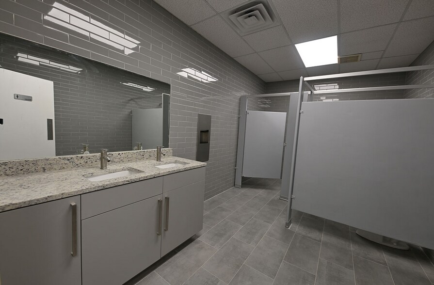 1313 SE Military Dr, San Antonio, TX à louer - Photo du bâtiment - Image 2 de 13