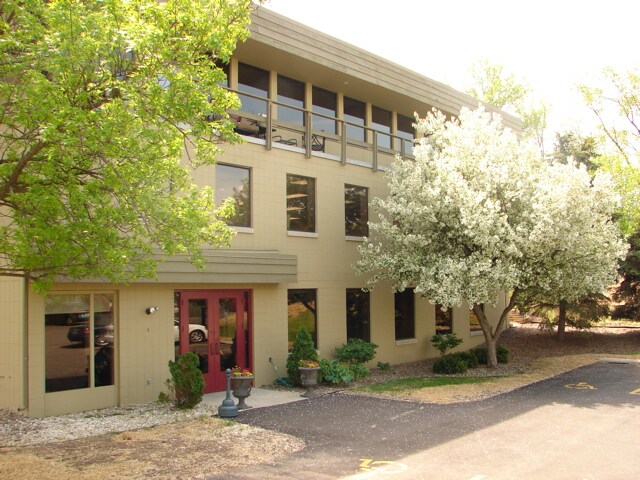 2050 Riverside Dr, Green Bay, WI à louer Photo du bâtiment- Image 1 de 10