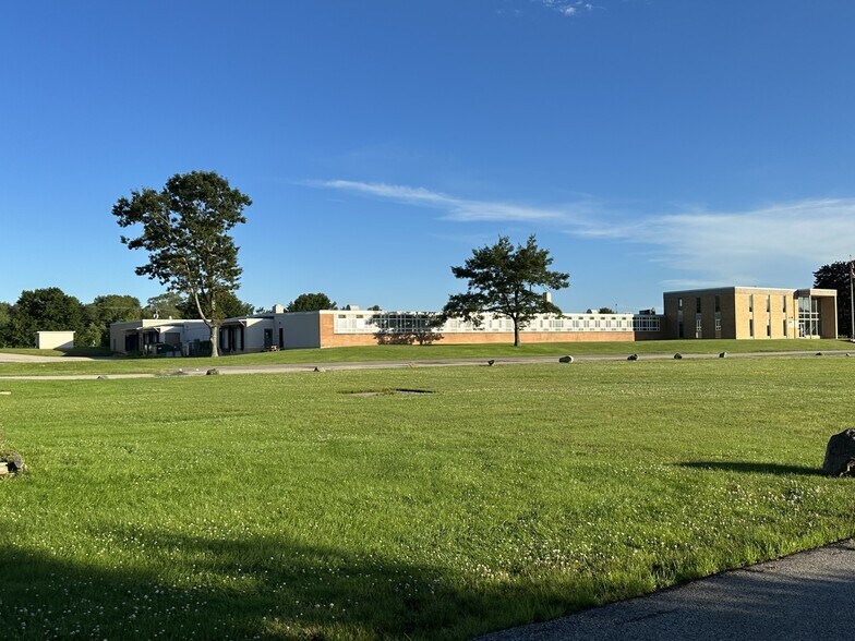 9 Cutts Rd, Kittery, ME à vendre - Photo du bâtiment - Image 2 de 5