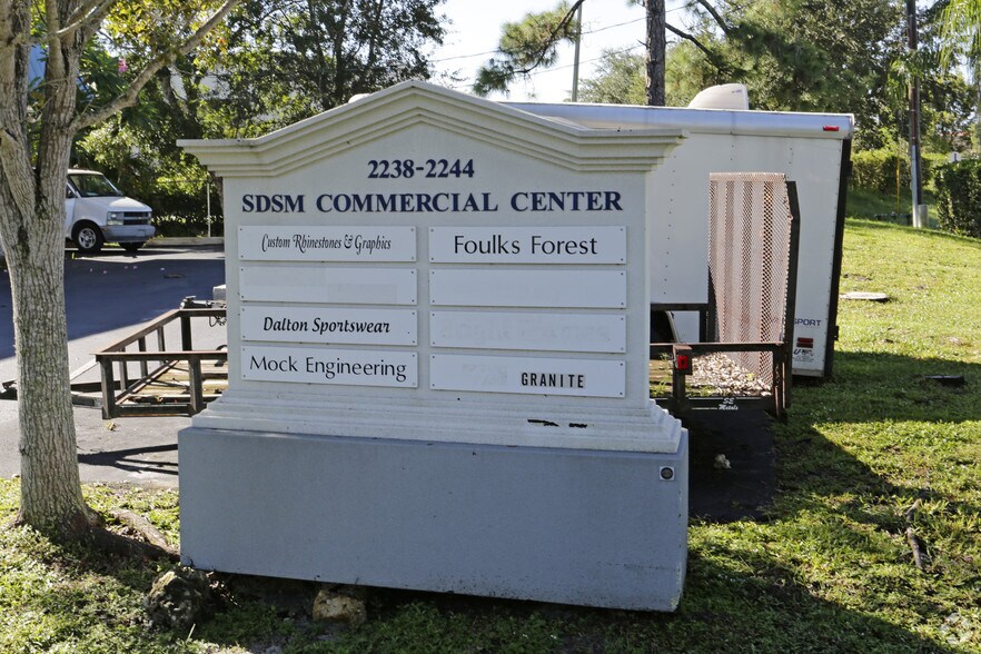 2238 Hemingway Dr, Fort Myers, FL à vendre - Photo du bâtiment - Image 2 de 5