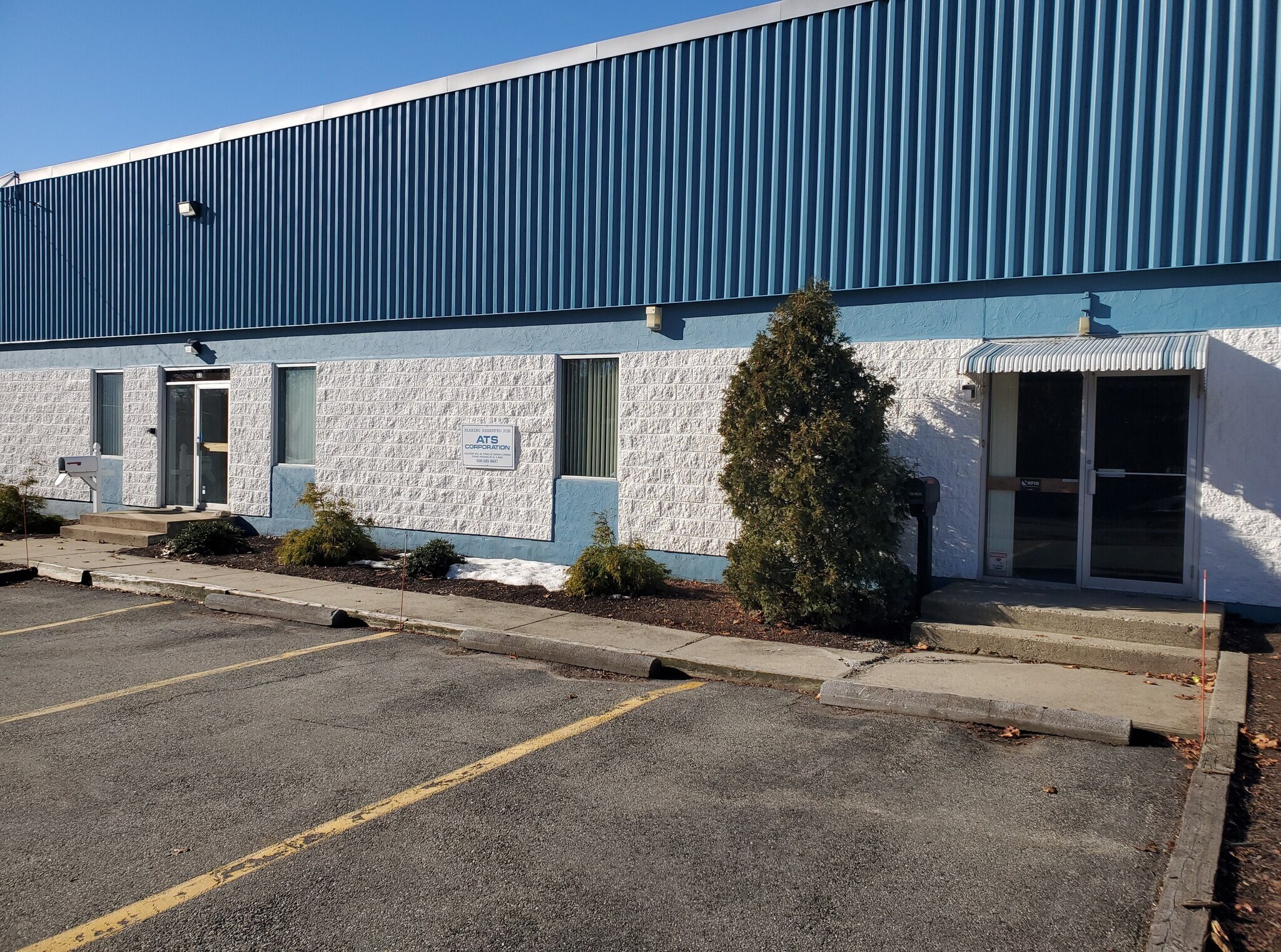 Avon Industrial Park Warehouse portefeuille de 2 propriétés à vendre sur LoopNet.ca Photo du bâtiment- Image 1 de 2