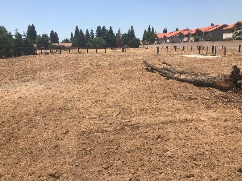 8715 N Chestnut Ave, Fresno, CA à vendre - Photo du bâtiment - Image 3 de 9