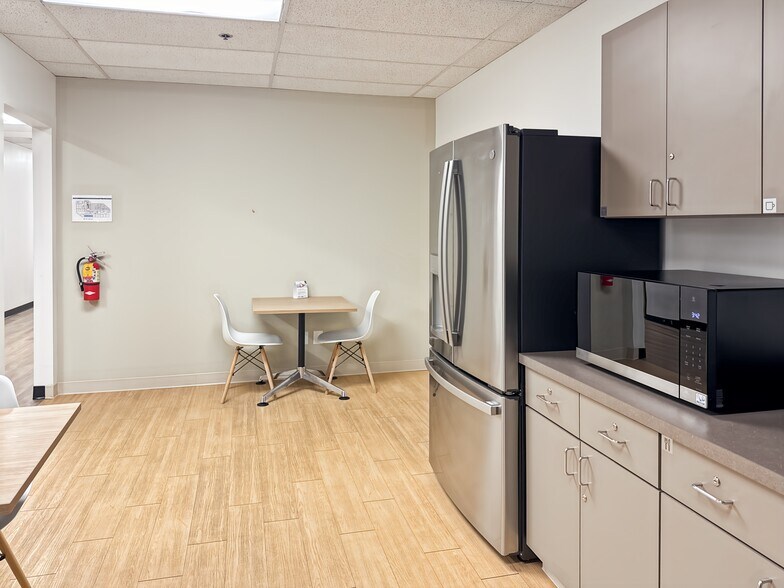 1351 N Alma School Rd, Chandler, AZ à louer - Photo intérieure - Image 2 de 19