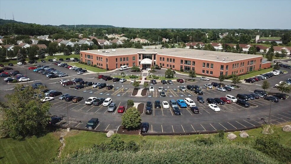 2561 Lac De Ville Blvd, Rochester, NY à louer - Vidéo sur l’inscription commerciale - Image 2 de 14