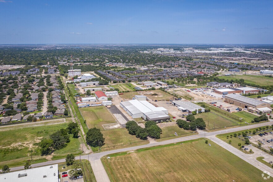 8909 Jackrabbit Rd, Houston, TX à louer - Photo du bâtiment - Image 2 de 7