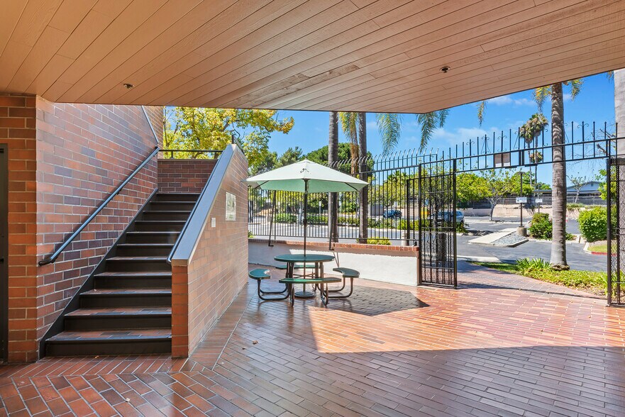 2067 W Vista Way, Vista, CA à louer - Photo du bâtiment - Image 3 de 10