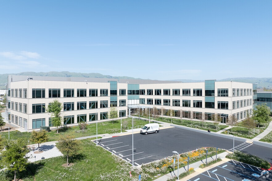 135 N McCarthy Blvd, Milpitas, CA for lease - Primary Photo - Image 1 of 32