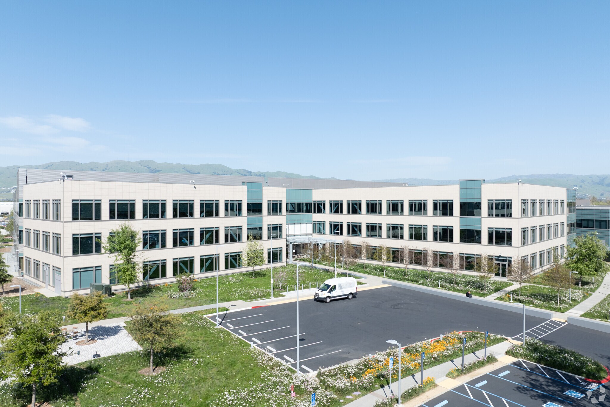 135 N McCarthy Blvd, Milpitas, CA à louer Photo principale- Image 1 de 33