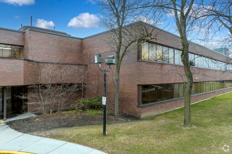 1333 Sheppard Ave E, Toronto, ON à louer - Photo du bâtiment - Image 3 de 6
