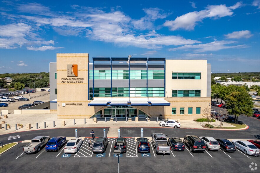 21 Spurs Ln, San Antonio, TX à louer - Photo du bâtiment - Image 2 de 4