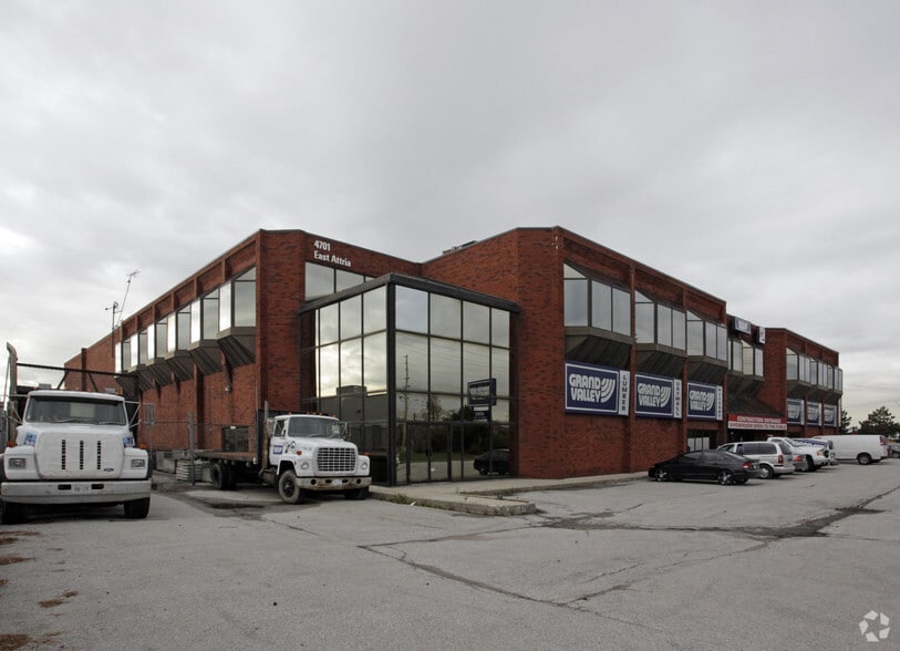 4701 Steeles Ave W, Toronto, ON à louer - Photo du bâtiment - Image 2 de 3