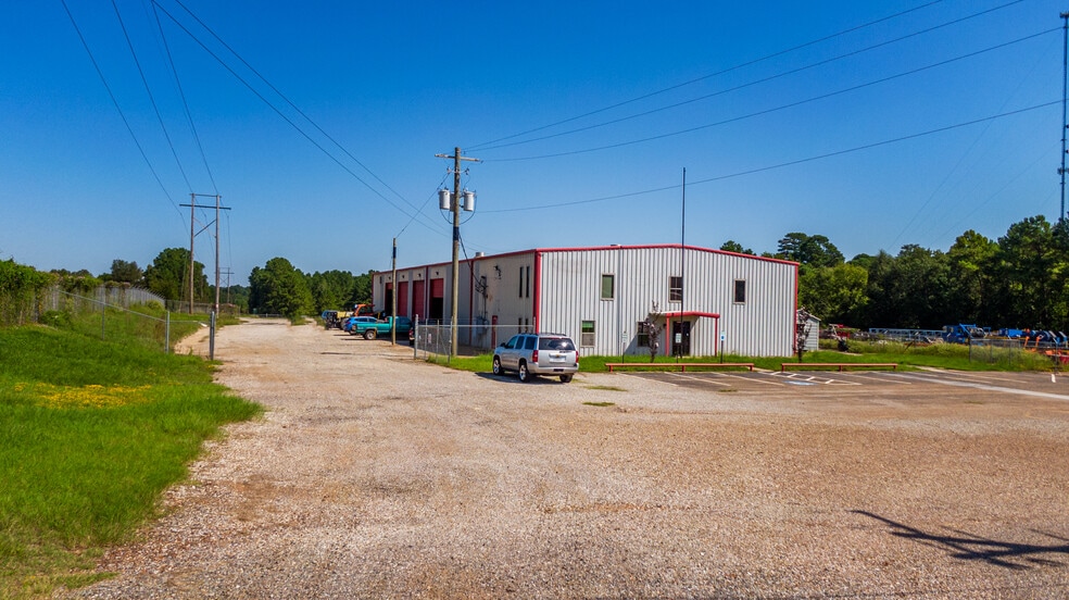 2103 E SH 31, Kilgore, TX à louer - Photo du bâtiment - Image 3 de 9