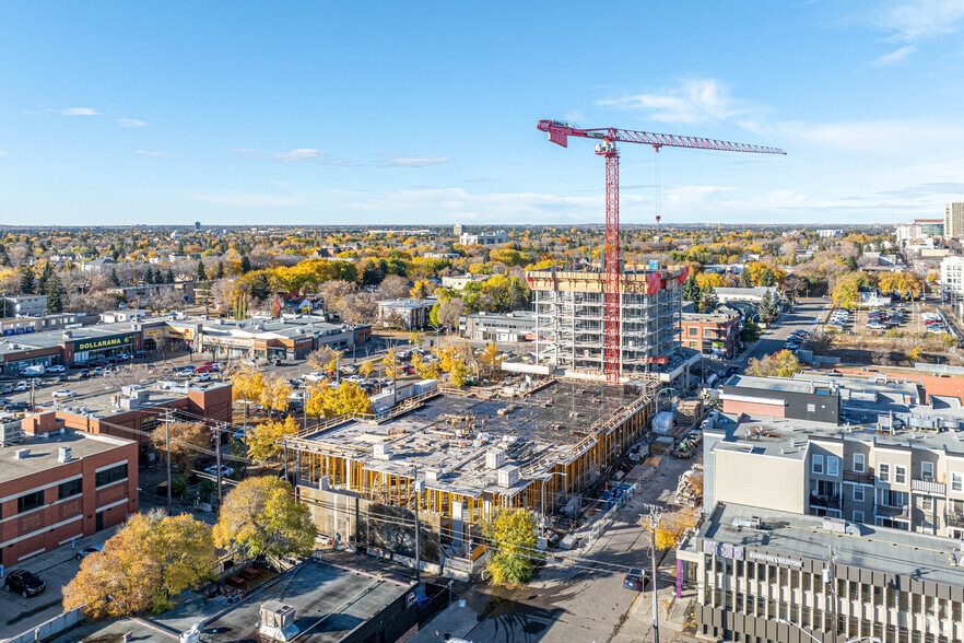 10455 81 Av NW, Edmonton, AB à louer - Photo du bâtiment - Image 2 de 3