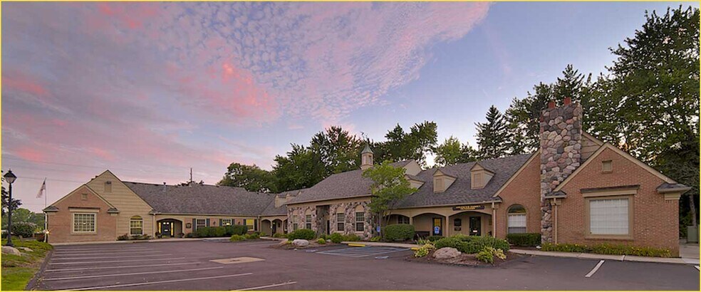 44670 Ann Arbor Rd W, Plymouth, MI à louer - Photo du bâtiment - Image 2 de 5