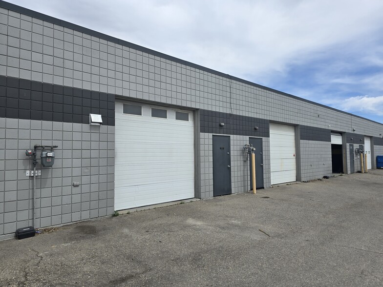 1247 36th Ave NE, Calgary, AB for sale - Building Photo - Image 3 of 17