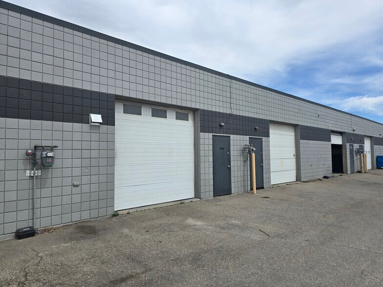 1247 36th Ave NE, Calgary, AB à vendre - Photo du bâtiment - Image 3 de 17