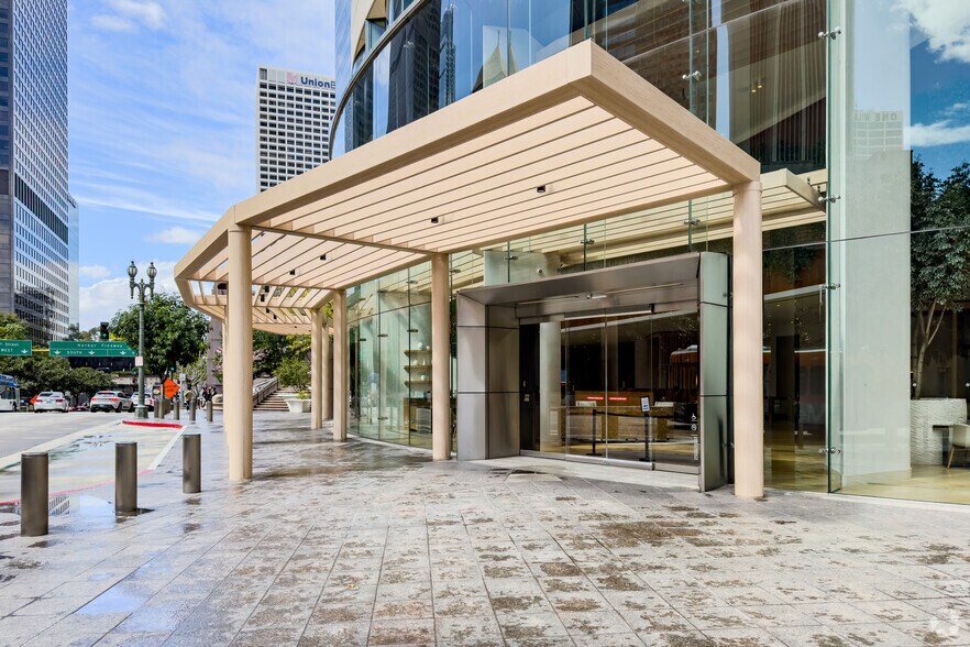 633 W 5th St, Los Angeles, CA à louer - Photo du bâtiment - Image 2 de 2