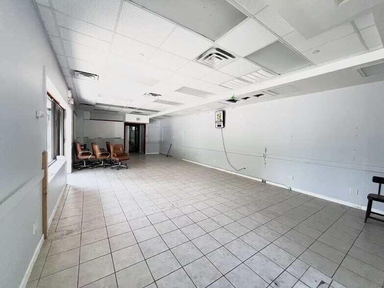 3021-3023 Jericho Tpke, East Northport, NY for lease - Building Photo - Image 2 of 9