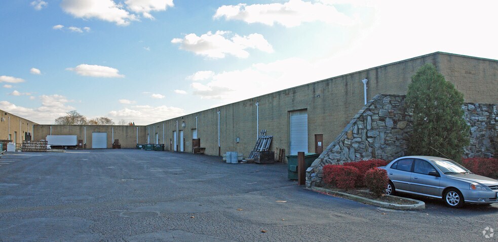40 Aero Rd, Bohemia, NY à louer - Photo du bâtiment - Image 3 de 4