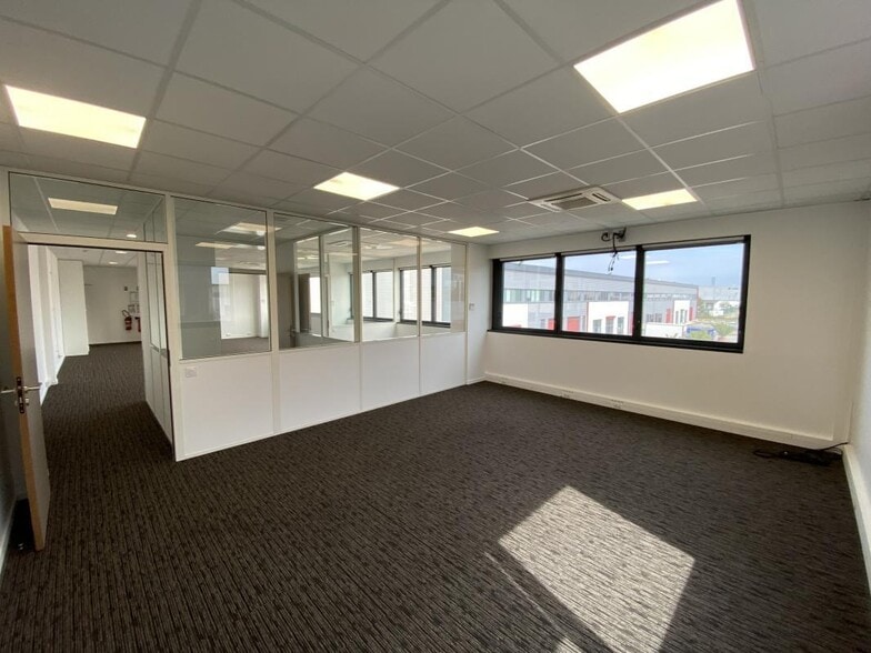Flex in Meyzieu for lease - Interior Photo - Image 3 of 6